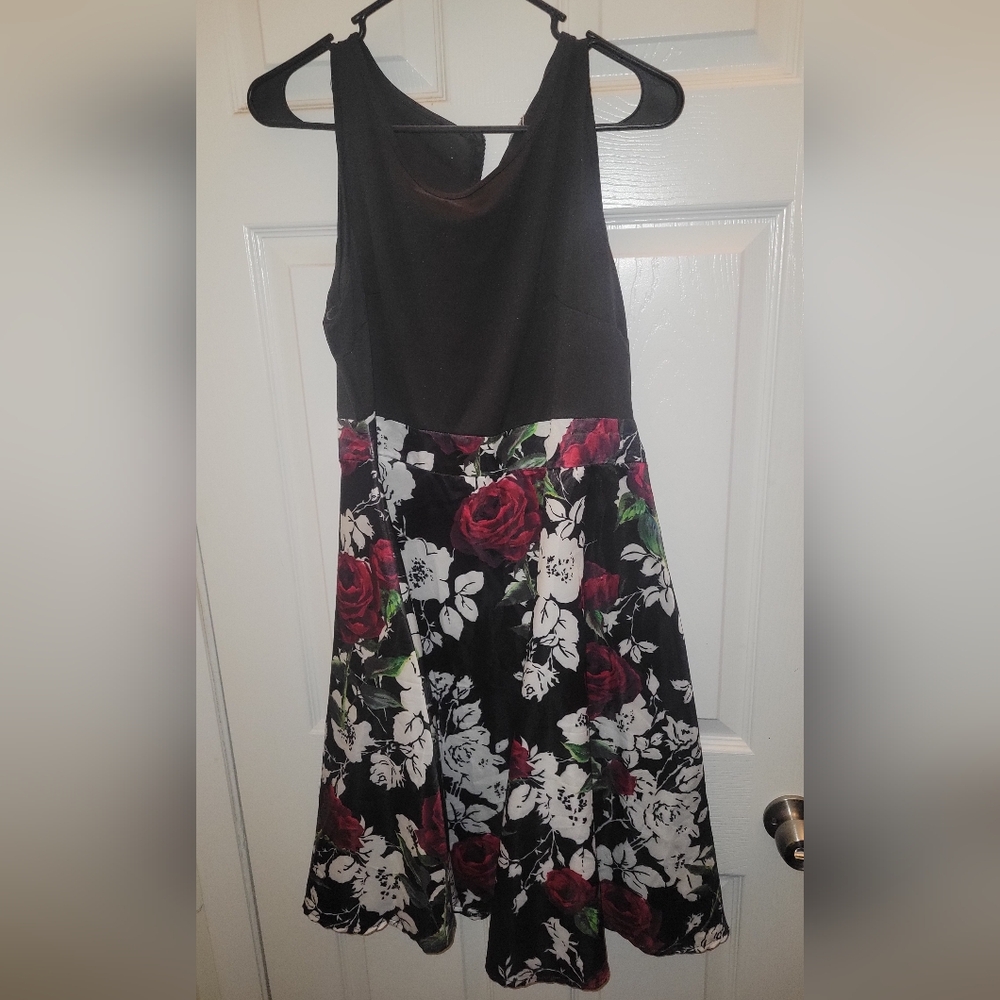 Chic Floral Midi Dress - Black and Red